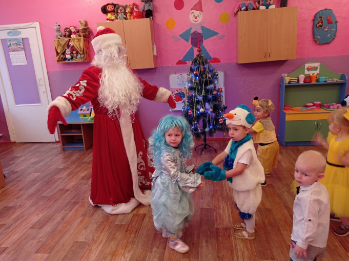 Новогодний утренник в первой младшей группе "Капельки" Новогодний утренник в первой младшей группе "Капельки".